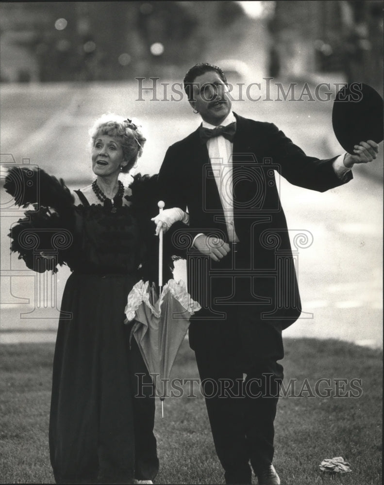 1989 Press Photo Actors Bert Slawson, Mark Steidl, historical figures, Milwaukee - Historic Images