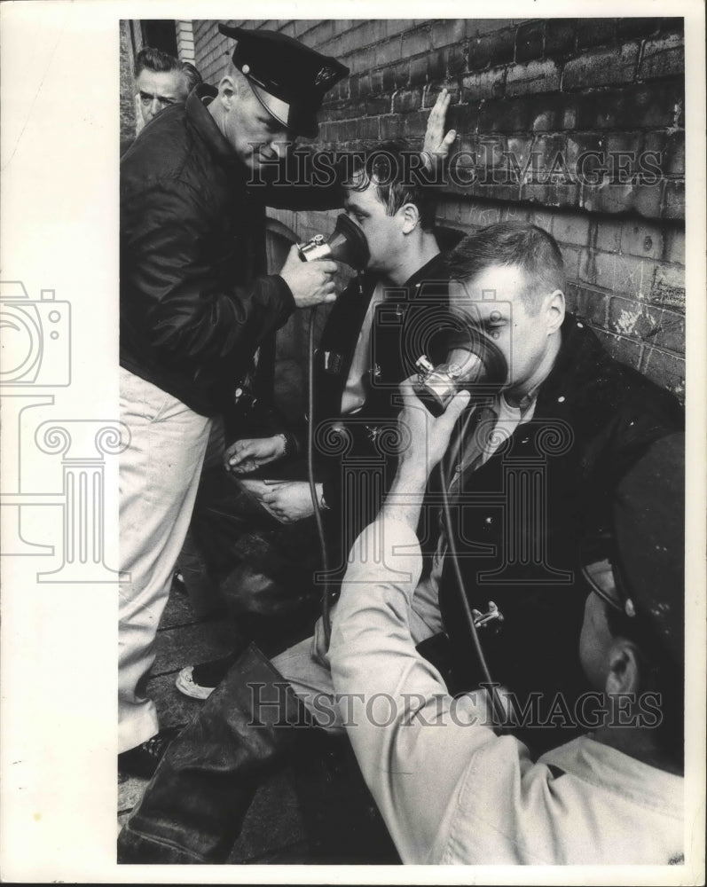 1968 Press Photo Milwaukee Firemen Administer Oxygen To Fellow Men After Blaze-Historic Images