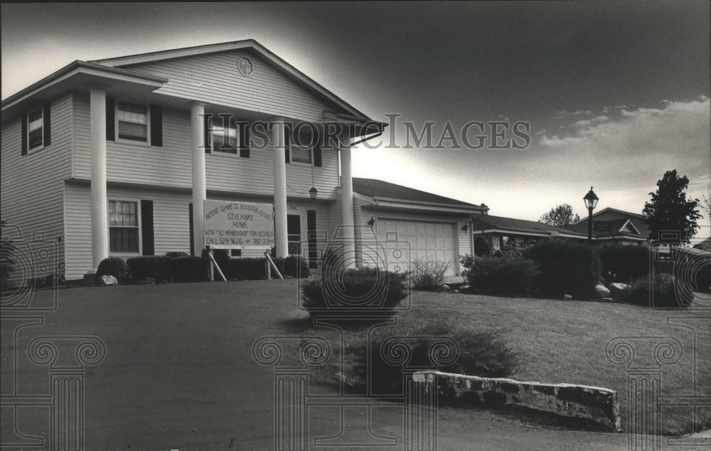 1989 New Berlin Wisconsin Home being raffled Notre Dame High School - Historic Images