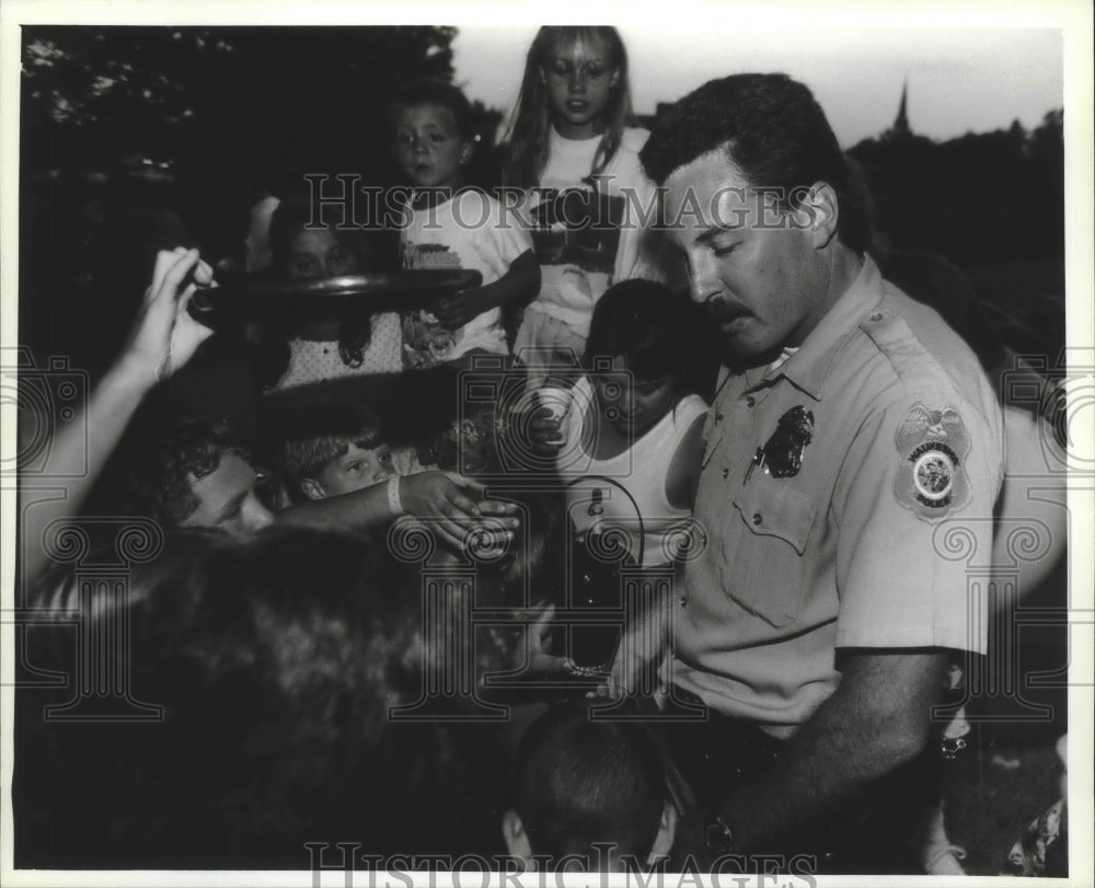 1994 Press Photo Waukesha Police Officer Ed Bergin at National Night out - Historic Images