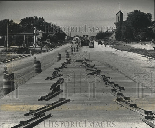 1992 Press Photo Workers to pave from Calhoun to Moorland Roads, New Berlin, WI - Historic Images