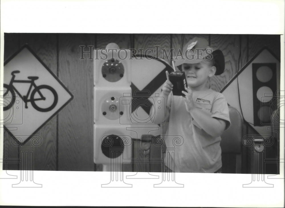 1993 Press Photo Nicole Gettelman wears police hat at New Berlin&#39;s Safety Town - Historic Images