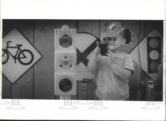 1993 Press Photo Nicole Gettelman wears police hat at New Berlin's Safety Town - Historic Images