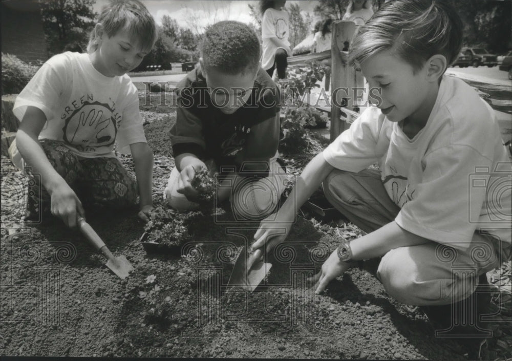 1993 Press Photo Calhoun Elementary School fourth graders dig holes for plants - Historic Images