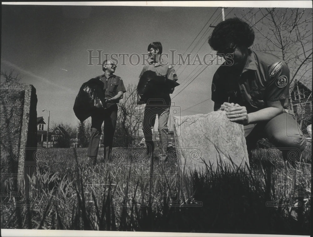 1978 Press Photo Clean up at Hopkins Street Cemetery, Wisconsin - mjb70676 - Historic Images