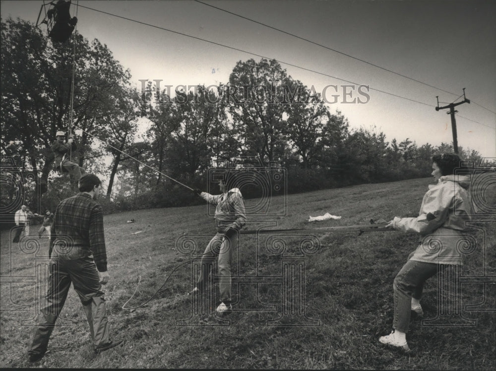 1990 Press Photo National Ski Patrol members at Mary Hill Road, Sussex - Historic Images