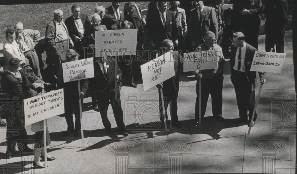 1964 Press Photo Anti NFO pickets outside the capitol building - mjb70701 - Historic Images