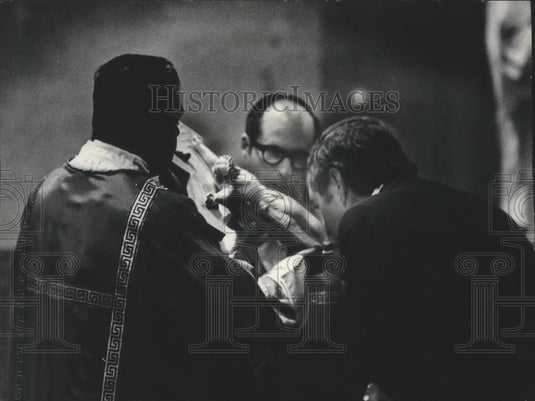 1972 Press Photo Milwaukee Senator Edmund S. Muskie, others, at Good Friday Mass - Historic Images