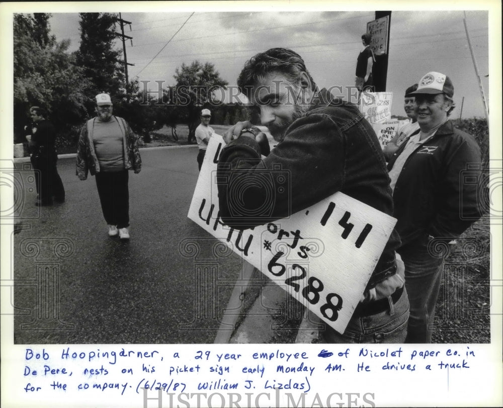 1987 Workers strike at Nicolet Paper Co. in Wisconsin - Historic Images