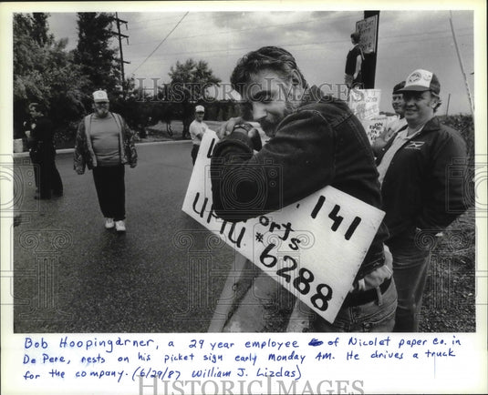 1987 Workers strike at Nicolet Paper Co. in Wisconsin - Historic Images