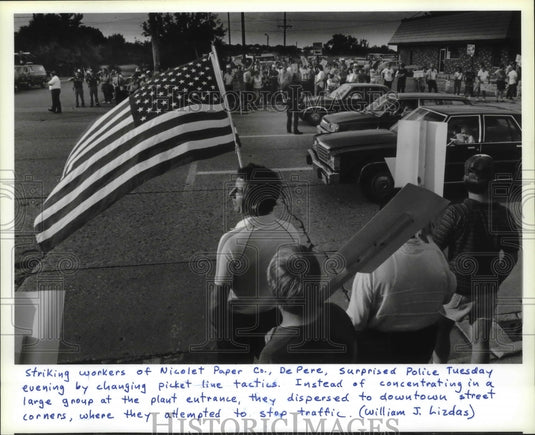 1987 Press Photo Workers strike at Nicolet Paper Co. in Wisconsin - mjb70733 - Historic Images