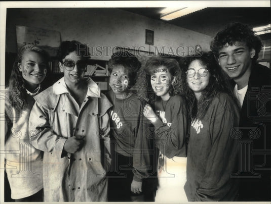 1990 Nicolet High School Seniors ready for Homecoming festivities - Historic Images