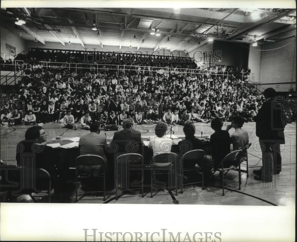 1984 Press Photo Nicolet High School members conduct forum-style assembly - Historic Images