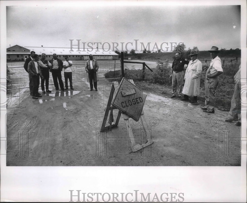 1964 Press Photo Governor Reynolds asked Equity Branch to close and farmers left - Historic Images