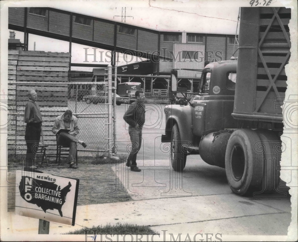 1962 Press Photo At the Oscar Mayer plant in Madison men check livestock trucks.-Historic Images