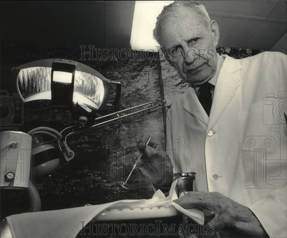 1985 Press Photo Milwaukee Dentist, Delbert P. Nachazel retires. - mjb70792 - Historic Images