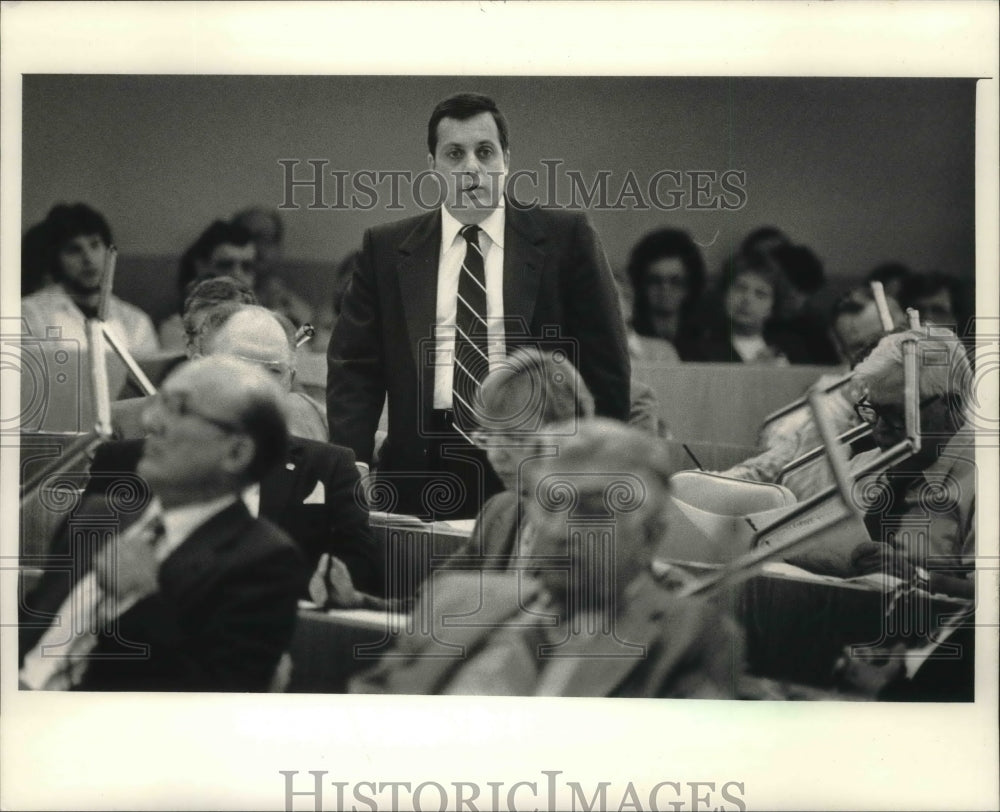 1986 Press Photo Supervisor Daniel Nabke, New Berlin, recommends Northview - Historic Images