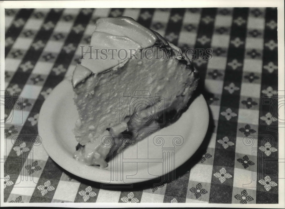 1993 Press Photo Milwaukee&#39;s Helen Myhre&#39;s famed sour cream raisin pie - Historic Images