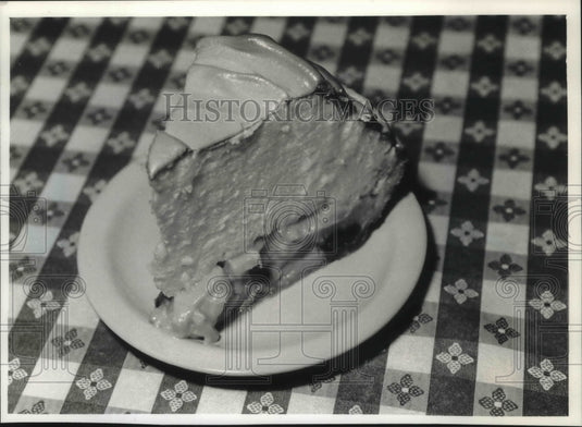 1993 Press Photo Milwaukee's Helen Myhre's famed sour cream raisin pie - Historic Images
