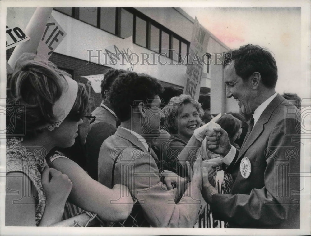 1958 Press Photo Sen. Edmund Muskie &amp; supporters during Milwaukee visit - Historic Images