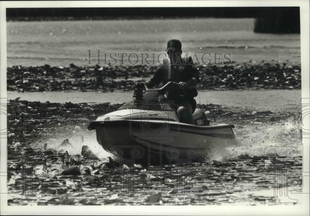 1990 Press Photo Sargent James Budish, Muskego Police, shows off new jet boat. - Historic Images