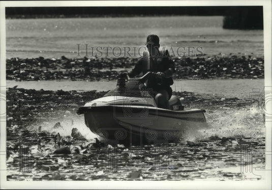 1990 Press Photo Sargent James Budish, Muskego Police, shows off new jet boat. - Historic Images