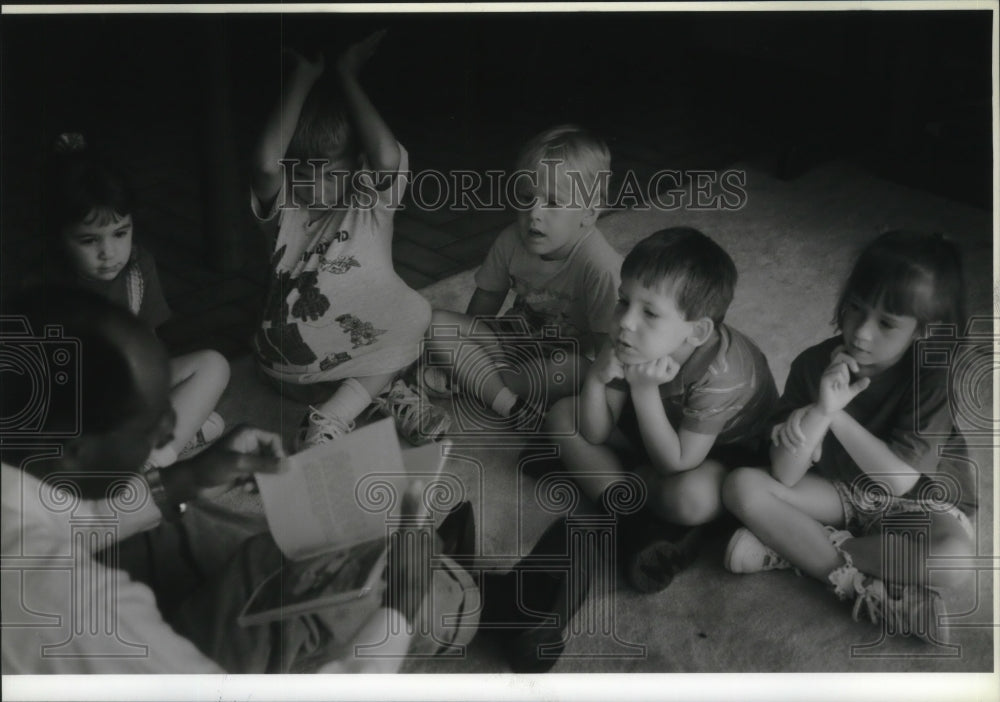 1995 Press Photo Bovhi Musengwa reads a book to 4-year olds in Wisconsin - Historic Images