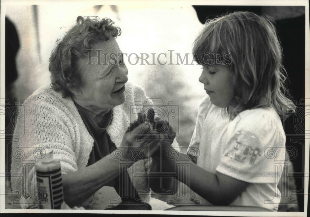 1990 Press Photo Girl gets help with washing after fingerprints at Muskego Lake - Historic Images