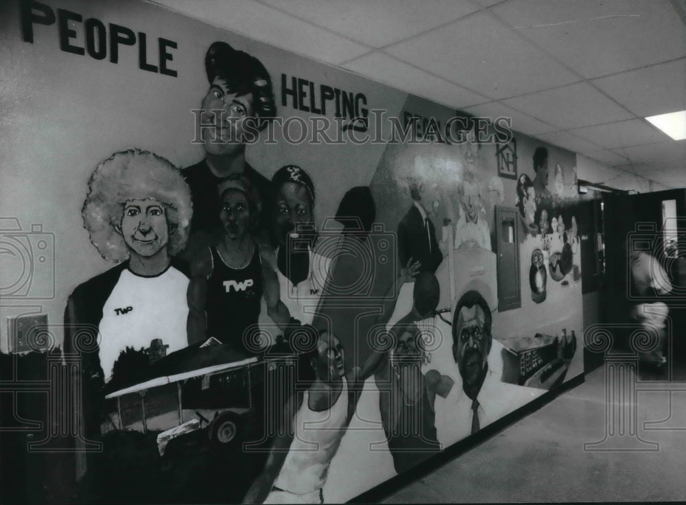 1994 Press Photo A mural at Neighborhood House in Milwaukee, Wisconsin - Historic Images