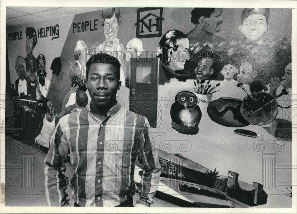 1986 Randy Echols, 19, his mural at Neighborhood House, Wisconsin - Historic Images