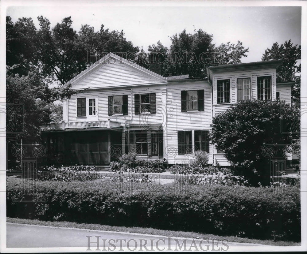 1956 Press Photo Side view of the Stuart home in Neenah, Wisconsin - mjb70898-Historic Images