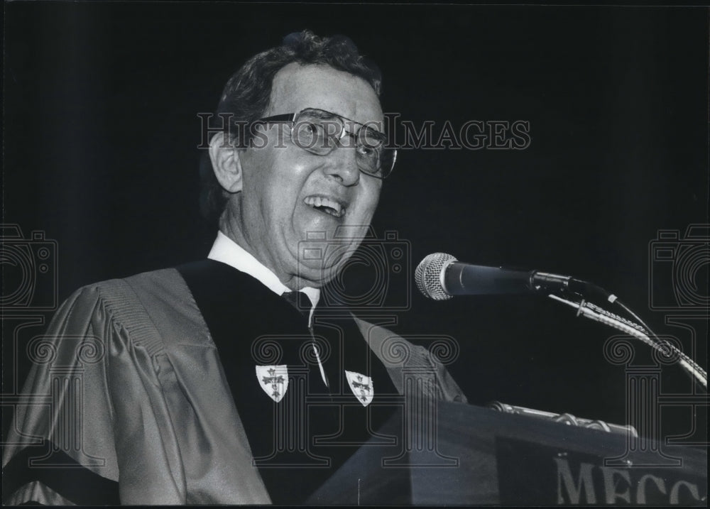 1982 Press Photo Edmund Muskie speaks to graduates at Marquette University - Historic Images