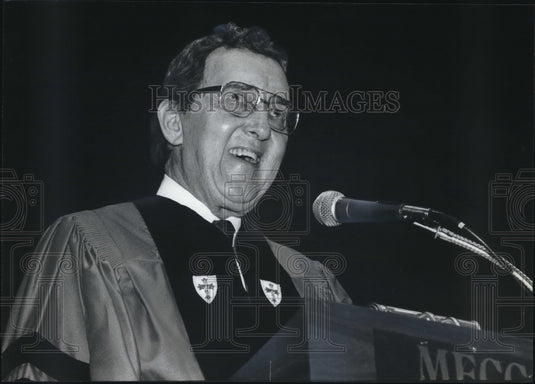 1982 Press Photo Edmund Muskie speaks to graduates at Marquette University - Historic Images