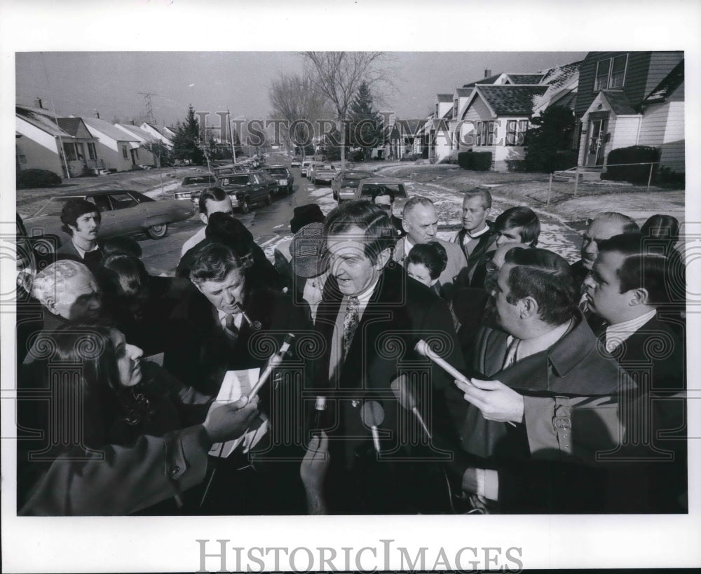 1971 Press Photo Edmund Muskie and Mayor Maier talk Fulton Street Milwaukee - Historic Images