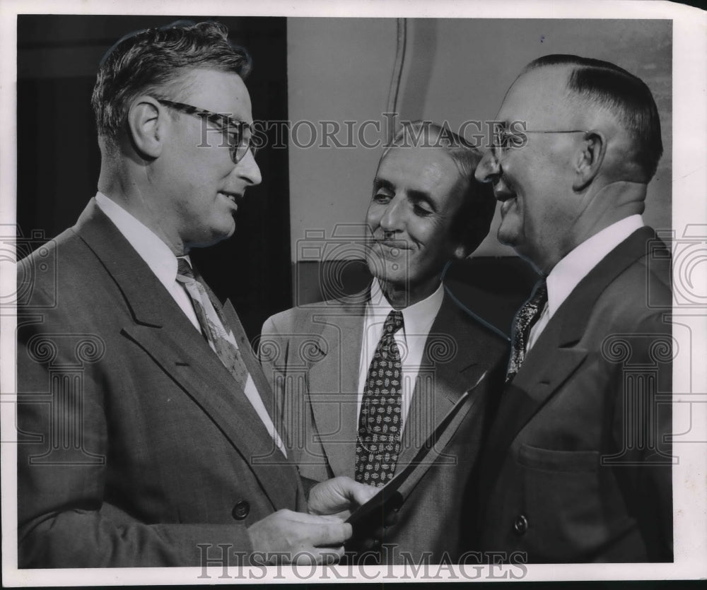 1952 Press Photo Judge Harvey Neelen, discusses Milwaukee Rescue Mission-Historic Images