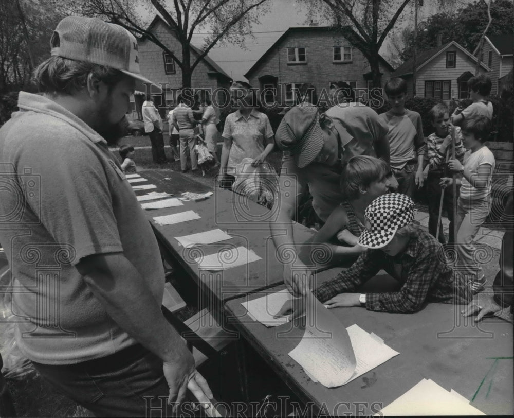 1984 Press Photo Bay View residents sign up for Neighborhood Pride Cleanup - Historic Images