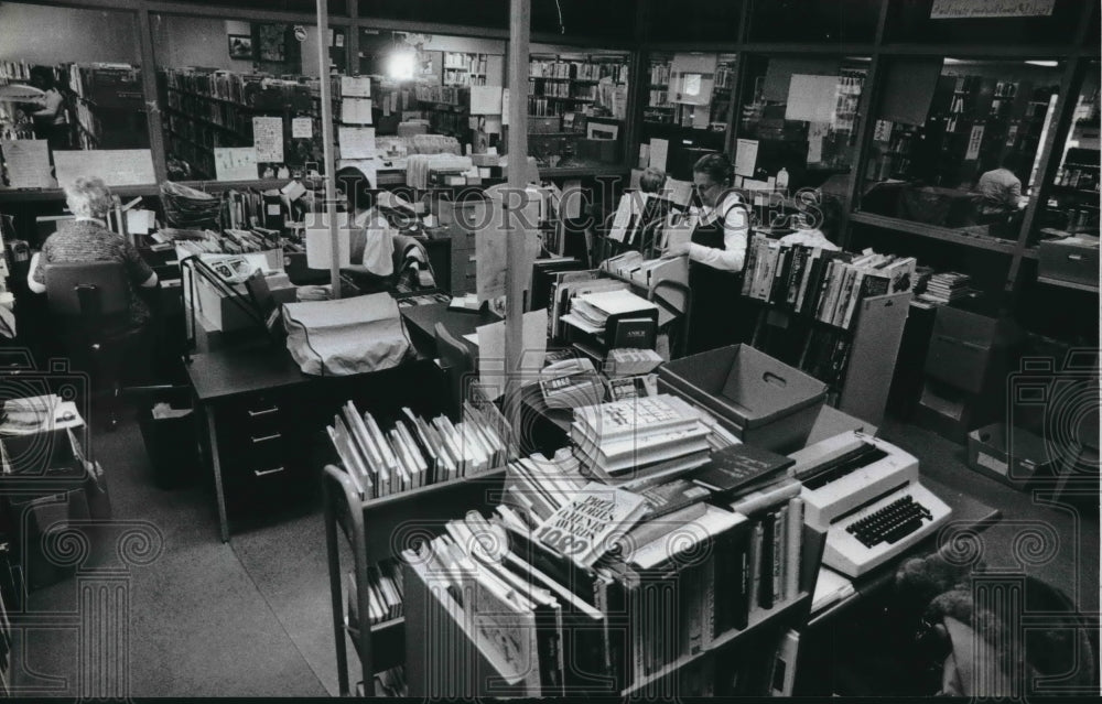 1983 Muskego Public Library is overcrowded and needs money to grow. - Historic Images