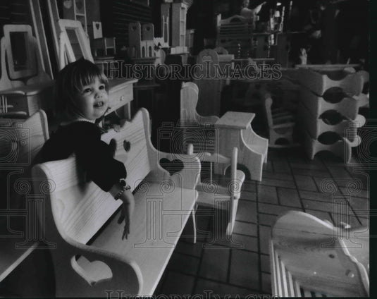 1995 Press Photo Lauren Drobyski at arts and crafts show Muskego - mjb71015 - Historic Images