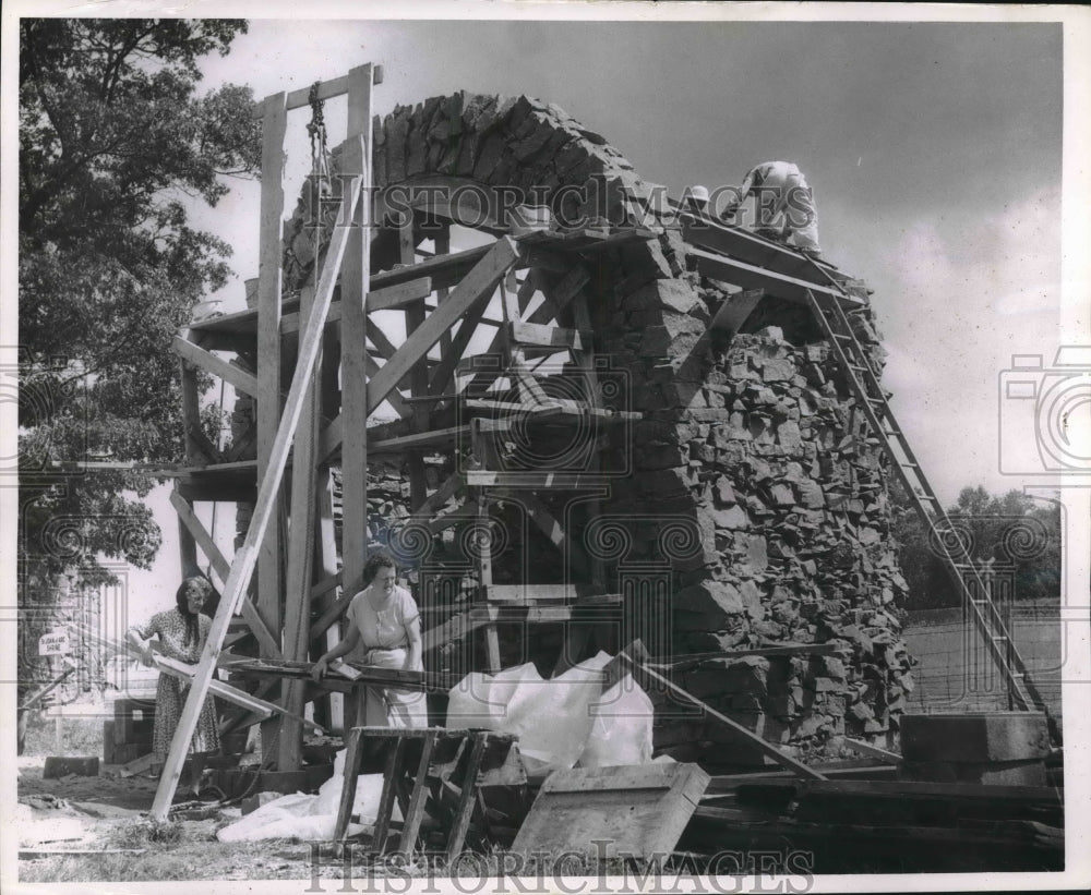 1965 Press Photo Mrs. May Van Hoof followers building shrine Necedah Wisconsin - Historic Images