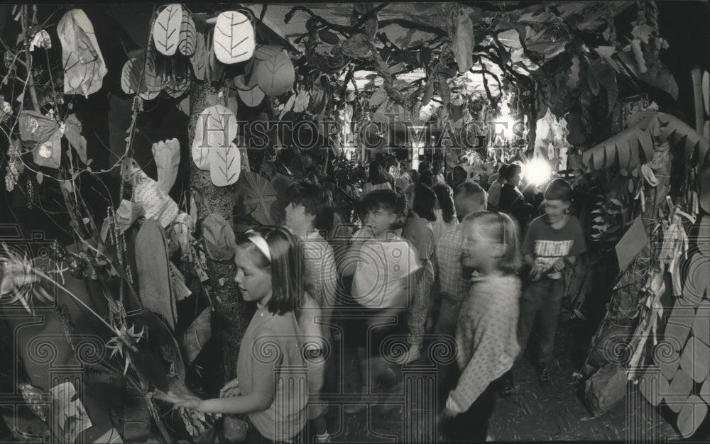 1992 Press Photo Muskego, WI Mill Valley Elementary 3rd grade hallway rainforest - Historic Images