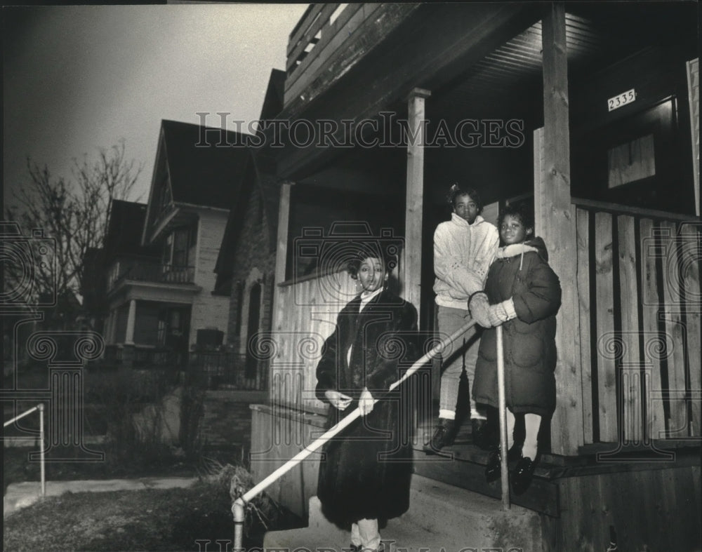 1990 Press Photo Cynthia Eskridge and Children, Milwaukee - mjb71092 - Historic Images