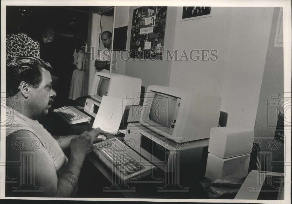 1991 Press Photo Robert Fabian using computer at Navistar International - Historic Images