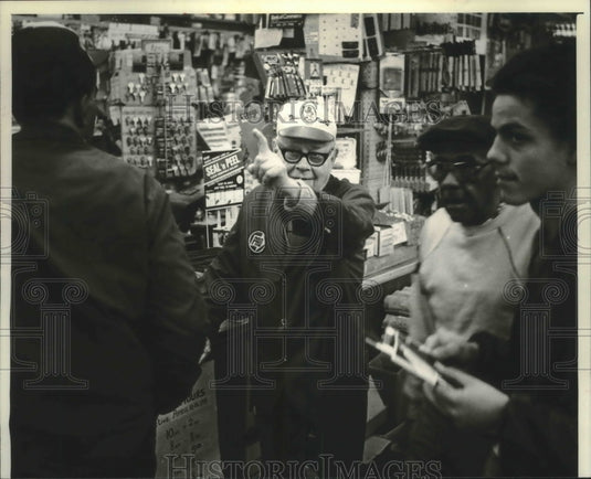 1981 Press Photo Louis Rotter helped customers at National Hardware store - Historic Images