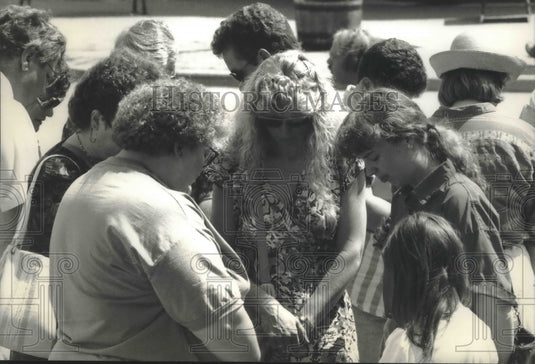 1993 Press Photo People praying at the Springhouse in Waukesha - mjb71169 - Historic Images