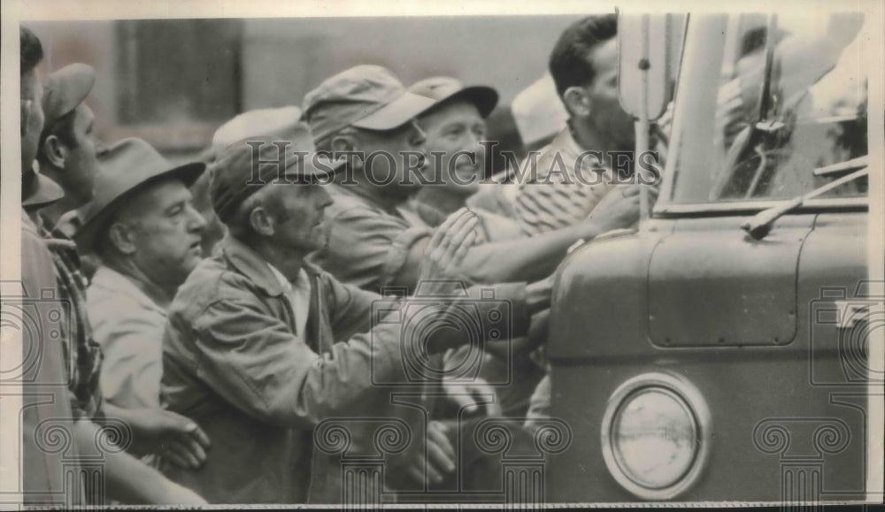 1964 Press Photo NFO pickets surround cattle truck rocking it from side to side - Historic Images