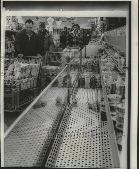1967 Press Photo Empty dairy cases at store in Worthington, Minnesota - Historic Images