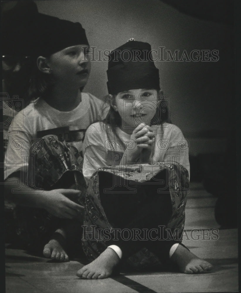 1993 Press Photo Darcy Schmitz dances at Cleveland Heights school New Berlin - Historic Images