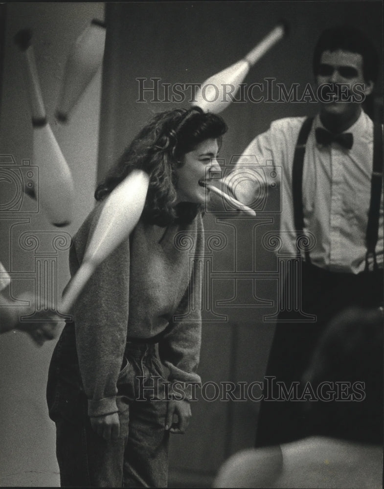 1990 Press Photo Dani Rose holds breadstick for jugglers, Nicolet High School - Historic Images