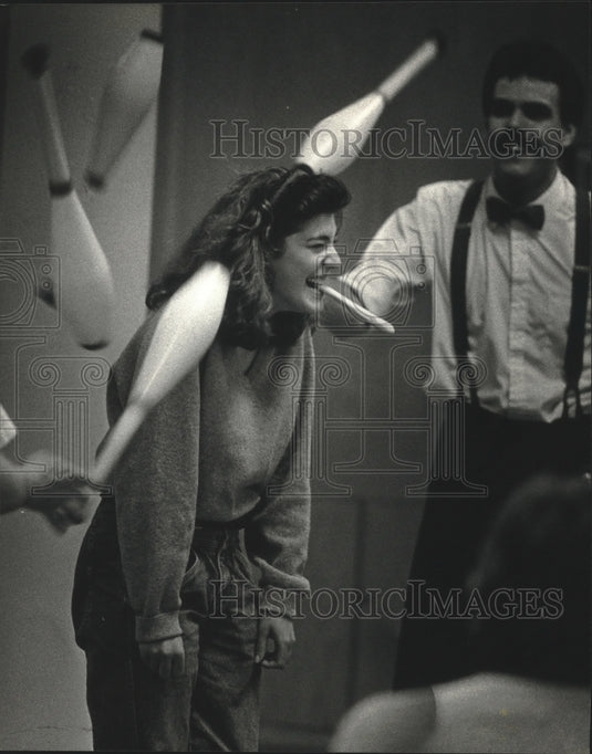1990 Press Photo Dani Rose holds breadstick for jugglers, Nicolet High School - Historic Images