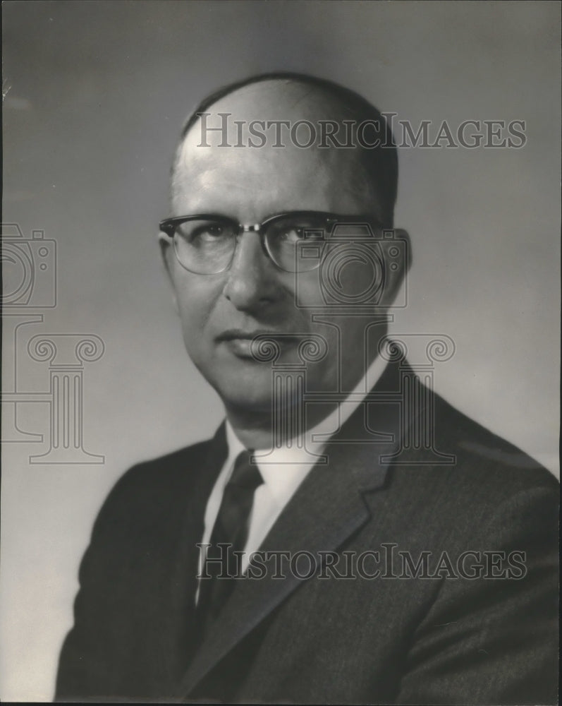 1964 Press Photo C.F. Neustedter Director of Purchasing for Briggs & Stratton - Historic Images